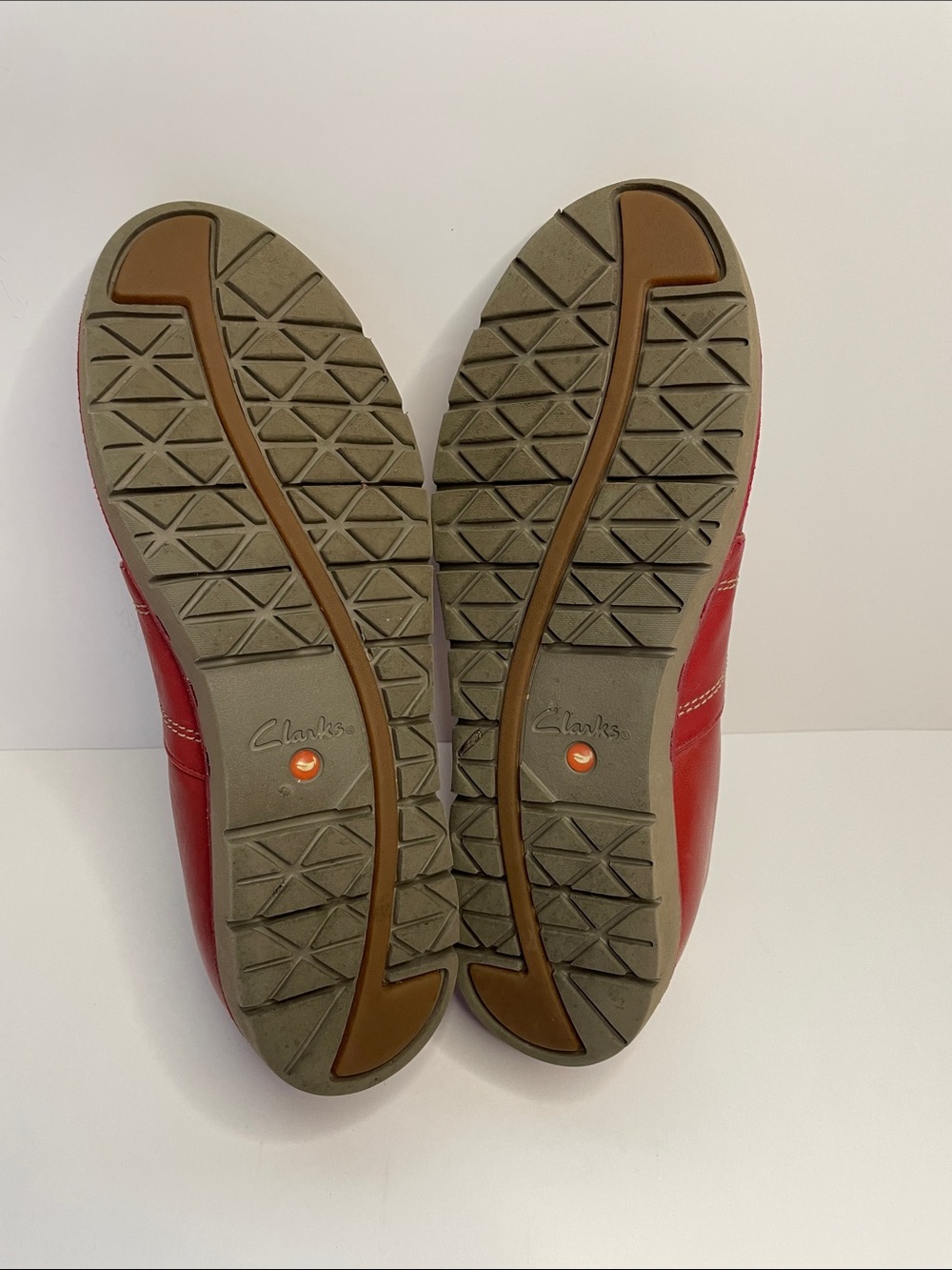 Clarks Women’s Red Leather Strap Shoes.  Size 7.5 M - Picture 5 of 8